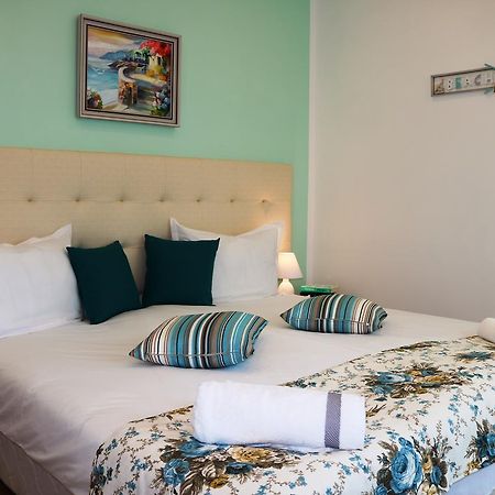 Sea Port Celebrity Apartment - Lets4Holiday Varna Esterno foto