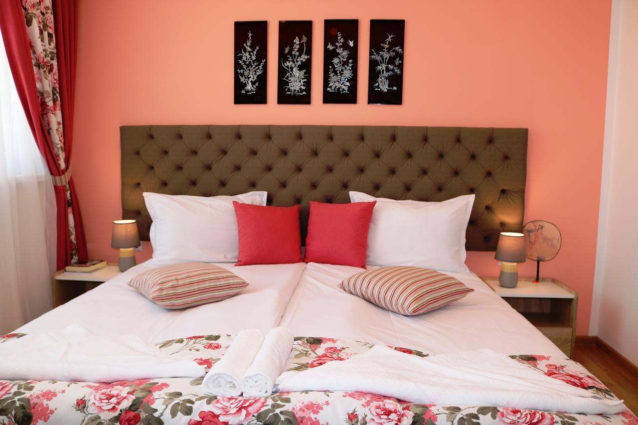 Sea Port Celebrity Apartment - Lets4Holiday Varna Esterno foto