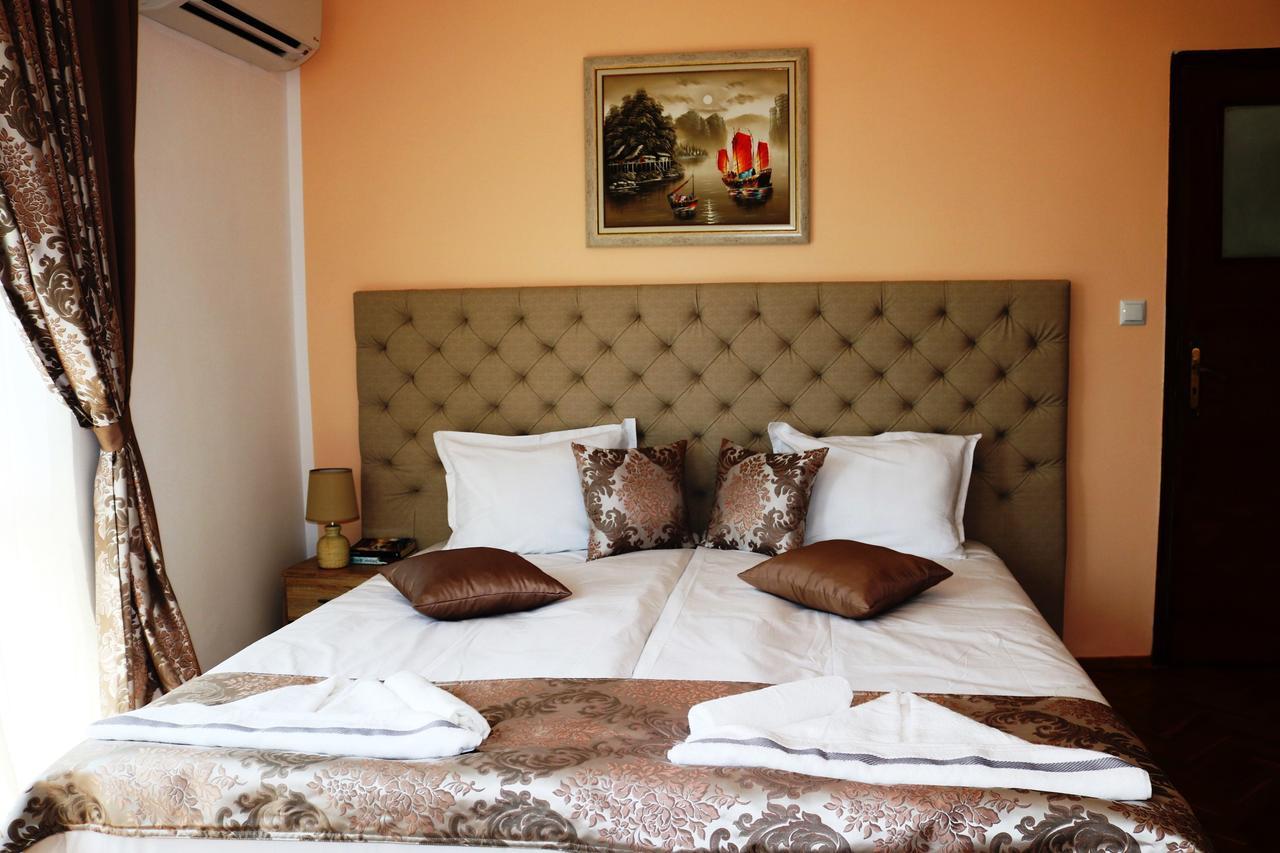Sea Port Celebrity Apartment - Lets4Holiday Varna Esterno foto