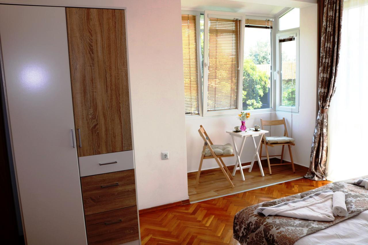 Sea Port Celebrity Apartment - Lets4Holiday Varna Esterno foto
