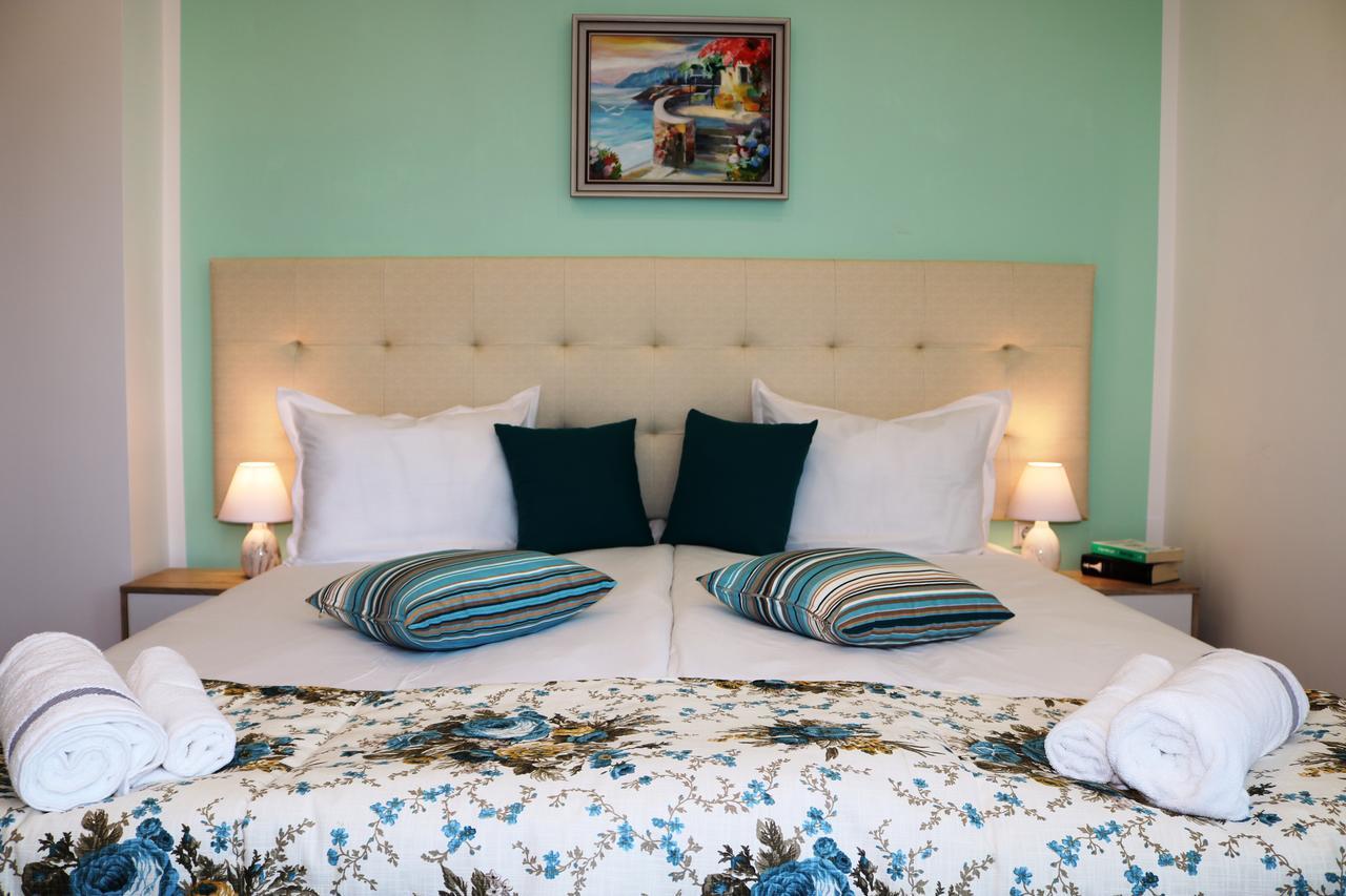 Sea Port Celebrity Apartment - Lets4Holiday Varna Esterno foto