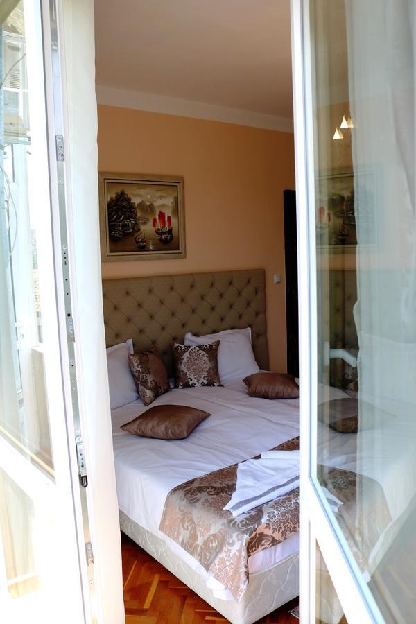 Sea Port Celebrity Apartment - Lets4Holiday Varna Esterno foto