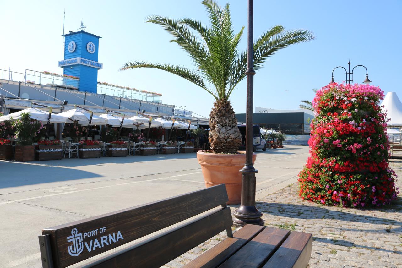 Sea Port Celebrity Apartment - Lets4Holiday Varna Esterno foto