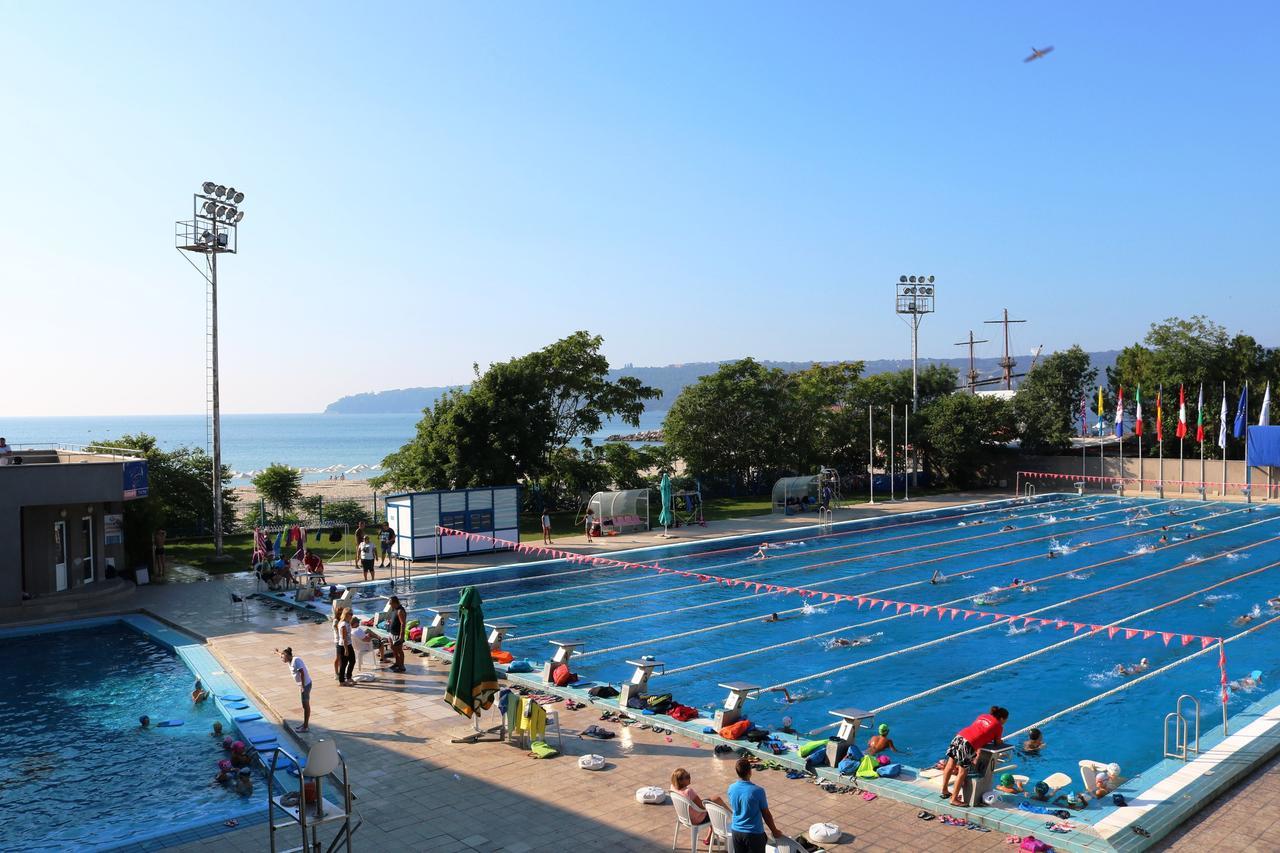 Sea Port Celebrity Apartment - Lets4Holiday Varna Esterno foto