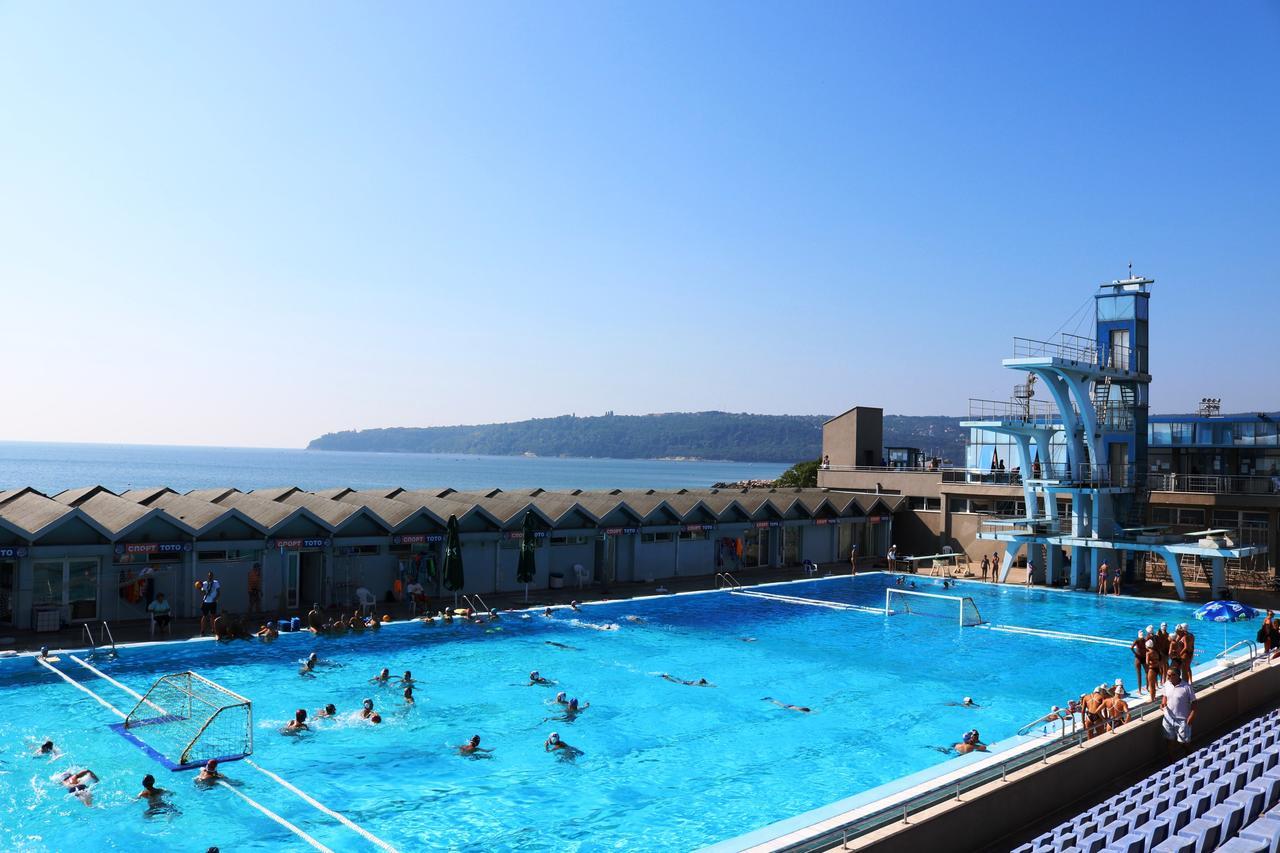 Sea Port Celebrity Apartment - Lets4Holiday Varna Esterno foto