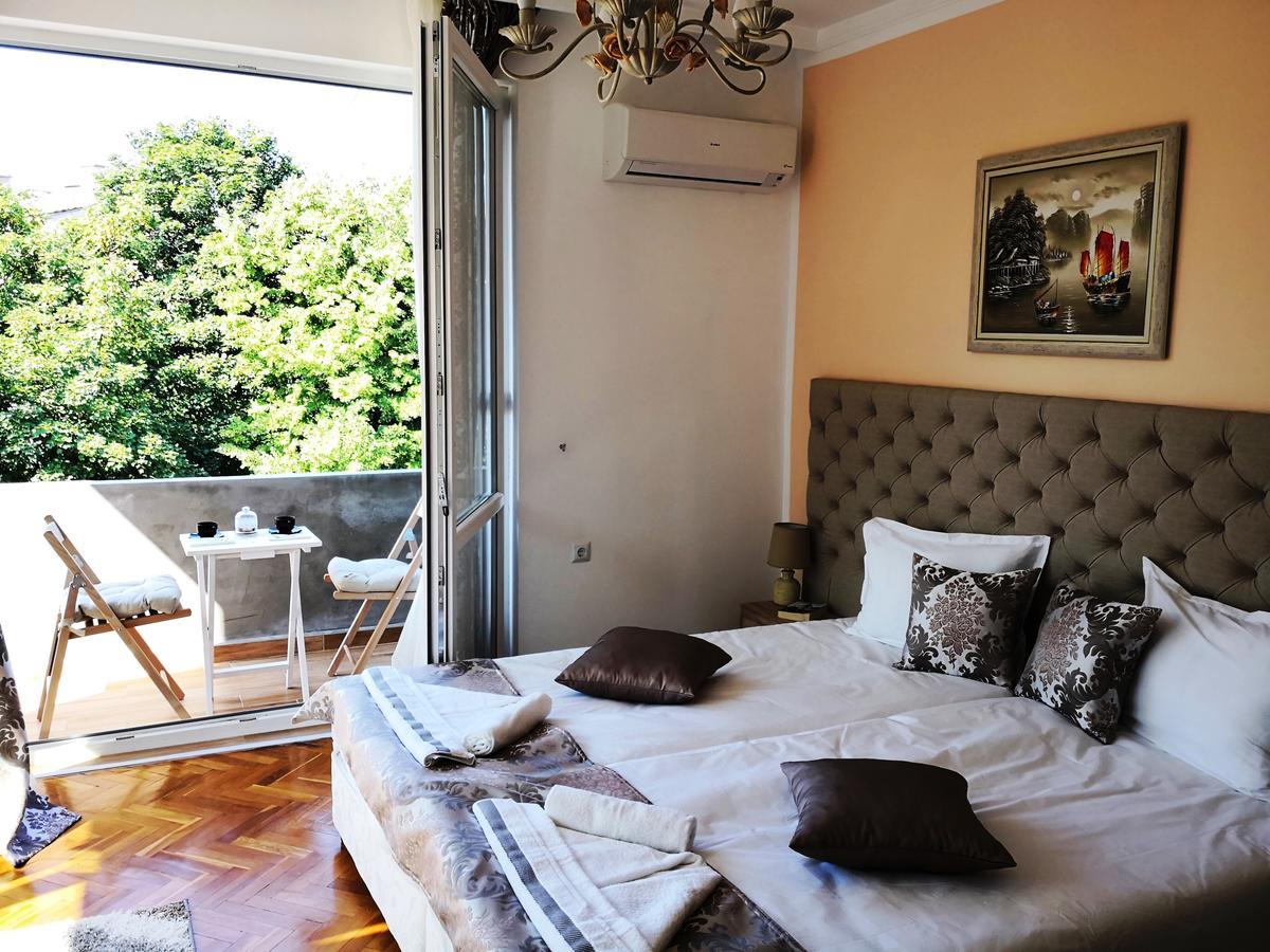 Sea Port Celebrity Apartment - Lets4Holiday Varna Esterno foto